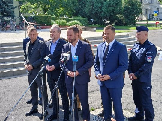 Przy Urzędzie Wojewódzkim roi się od służb, ale... to tylko ćwiczenia [ZDJĘCIA]