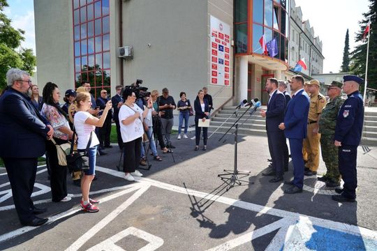 Przy Urzędzie Wojewódzkim roi się od służb, ale... to tylko ćwiczenia [ZDJĘCIA]