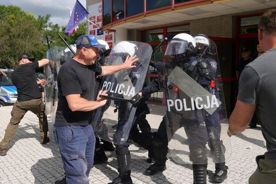 Przy Urzędzie Wojewódzkim roi się od służb, ale... to tylko ćwiczenia [ZDJĘCIA]