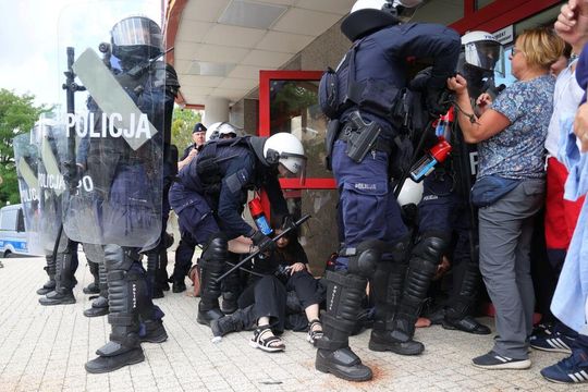 Przy Urzędzie Wojewódzkim roi się od służb, ale... to tylko ćwiczenia [ZDJĘCIA]