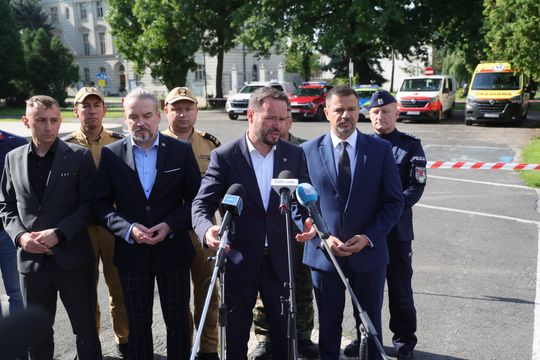 Przy Urzędzie Wojewódzkim roi się od służb, ale... to tylko ćwiczenia [ZDJĘCIA]