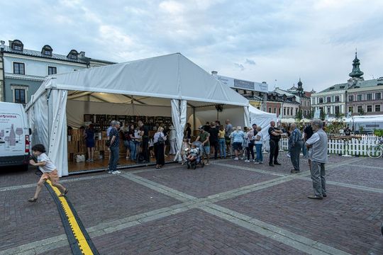 Zamojskie Winogranie. Przygotowania na Rynku Wielkim w Zamościu - galeria zdjęć