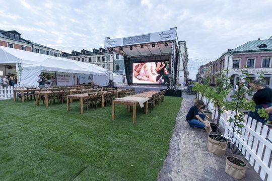 Zamojskie Winogranie. Przygotowania na Rynku Wielkim w Zamościu - galeria zdjęć Zamojskie Winogranie. Przygotowania na Rynku Wielkim w Zamościu - galeria zdjęć