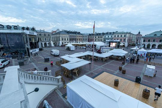 Zamojskie Winogranie. Przygotowania na Rynku Wielkim w Zamościu - galeria zdjęć
