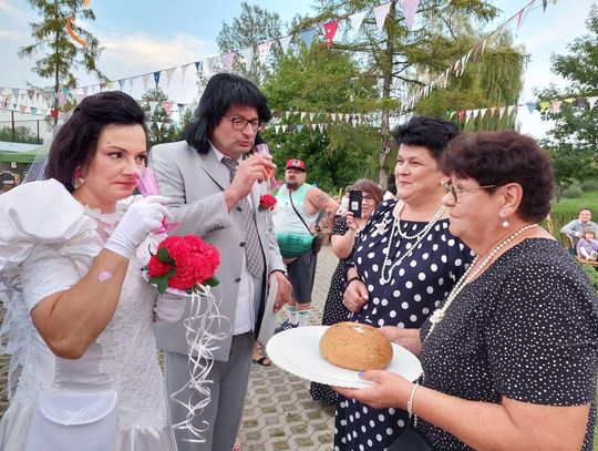 Zenek i Mariolka zostali małżeństwem. Wesele w stylu PRL w Michalowie [ZDJĘCIA cz. 2]