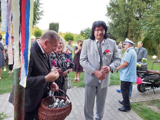 Jedziemy po Mariolkę. W Michalowie będzie wesele w stylu PRL-u [ZDJĘCIA CZ. 1]