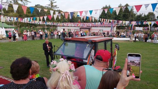 Zenek i Mariolka zostali małżeństwem. Wesele w stylu PRL w Michalowie [ZDJĘCIA cz. 2]