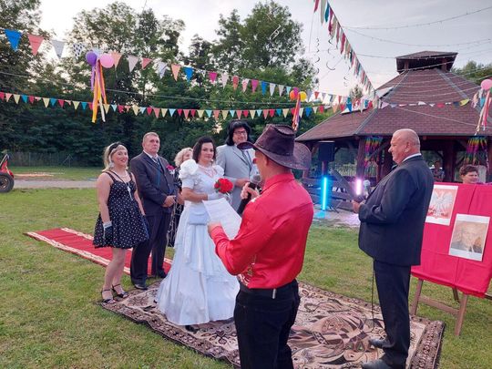 Zenek i Mariolka zostali małżeństwem. Wesele w stylu PRL w Michalowie [ZDJĘCIA cz. 2]