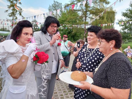 Zenek i Mariolka zostali małżeństwem. Wesele w stylu PRL w Michalowie [ZDJĘCIA cz. 2]