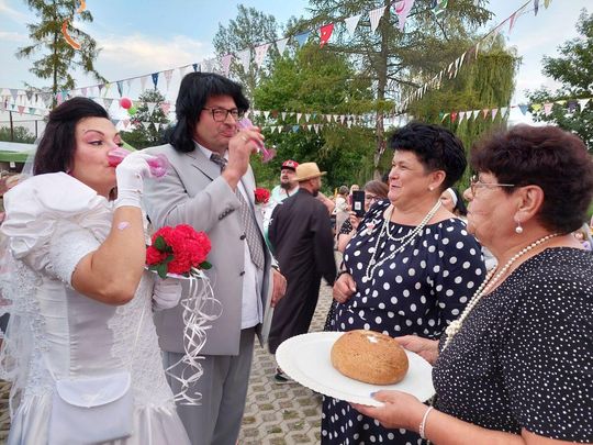 Zenek i Mariolka zostali małżeństwem. Wesele w stylu PRL w Michalowie [ZDJĘCIA cz. 2]