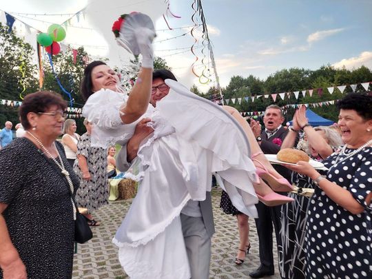 Zenek i Mariolka zostali małżeństwem. Wesele w stylu PRL w Michalowie [ZDJĘCIA cz. 2]