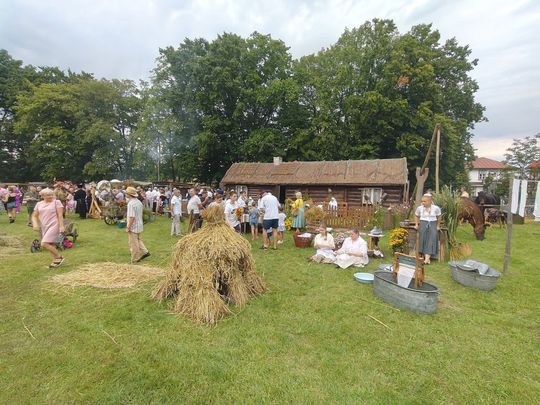 Dni Powiatu Tomaszowskiego z Marszałkiem Piłsudskim, rekonstruktorami i kabaretem OT.TO [ZDJĘCIA]