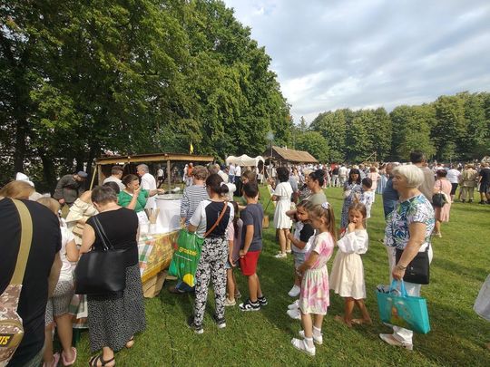 Dni Powiatu Tomaszowskiego z Marszałkiem Piłsudskim, rekonstruktorami i kabaretem OT.TO [ZDJĘCIA]