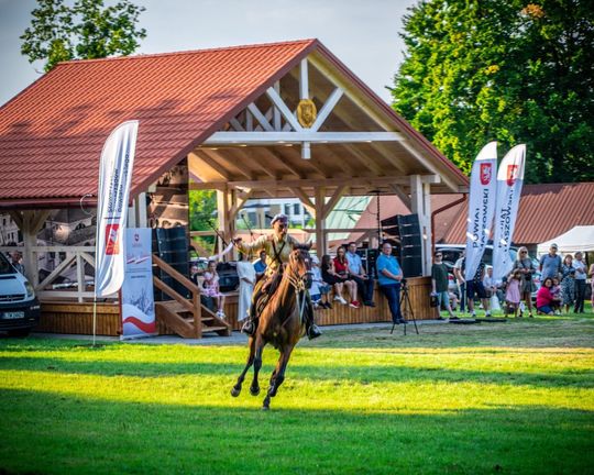 Dni Powiatu Tomaszowskiego z Marszałkiem Piłsudskim, rekonstruktorami i kabaretem OT.TO [ZDJĘCIA]