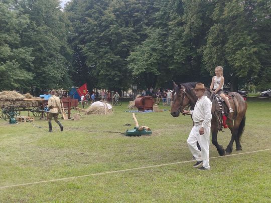 Dni Powiatu Tomaszowskiego z Marszałkiem Piłsudskim, rekonstruktorami i kabaretem OT.TO [ZDJĘCIA]