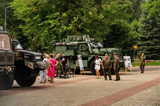 Dni Powiatu Tomaszowskiego z Marszałkiem Piłsudskim, rekonstruktorami i kabaretem OT.TO [ZDJĘCIA]