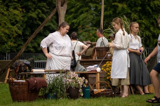 Dni Powiatu Tomaszowskiego z Marszałkiem Piłsudskim, rekonstruktorami i kabaretem OT.TO [ZDJĘCIA]