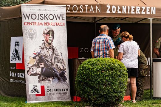 Dni Powiatu Tomaszowskiego z Marszałkiem Piłsudskim, rekonstruktorami i kabaretem OT.TO [ZDJĘCIA]