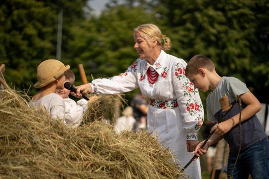Dni Powiatu Tomaszowskiego z Marszałkiem Piłsudskim, rekonstruktorami i kabaretem OT.TO [ZDJĘCIA]