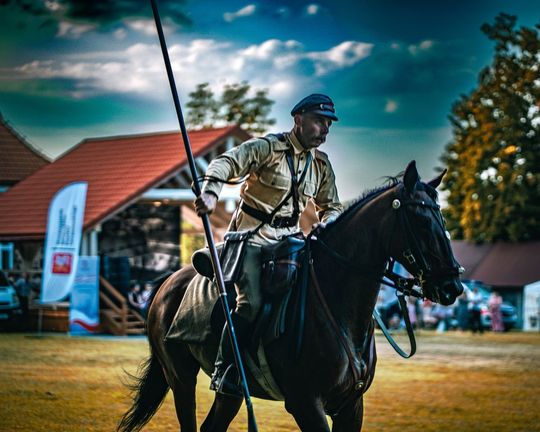 Dni Powiatu Tomaszowskiego z Marszałkiem Piłsudskim, rekonstruktorami i kabaretem OT.TO [ZDJĘCIA]