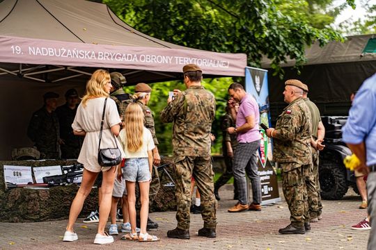 Dni Powiatu Tomaszowskiego z Marszałkiem Piłsudskim, rekonstruktorami i kabaretem OT.TO [ZDJĘCIA]