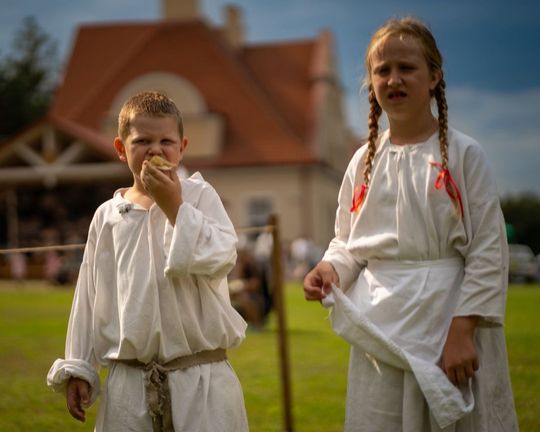 Dni Powiatu Tomaszowskiego z Marszałkiem Piłsudskim, rekonstruktorami i kabaretem OT.TO [ZDJĘCIA]