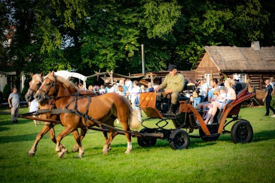 Dni Powiatu Tomaszowskiego z Marszałkiem Piłsudskim, rekonstruktorami i kabaretem OT.TO [ZDJĘCIA]