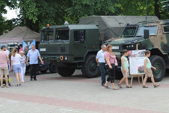 Dni Powiatu Tomaszowskiego z Marszałkiem Piłsudskim, rekonstruktorami i kabaretem OT.TO [ZDJĘCIA]