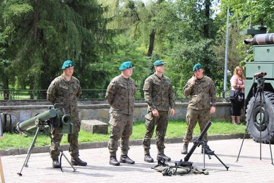 Dni Powiatu Tomaszowskiego z Marszałkiem Piłsudskim, rekonstruktorami i kabaretem OT.TO [ZDJĘCIA]