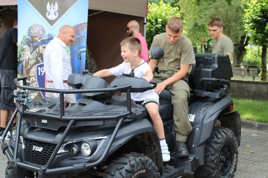Dni Powiatu Tomaszowskiego z Marszałkiem Piłsudskim, rekonstruktorami i kabaretem OT.TO [ZDJĘCIA]