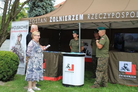 Dni Powiatu Tomaszowskiego z Marszałkiem Piłsudskim, rekonstruktorami i kabaretem OT.TO [ZDJĘCIA]