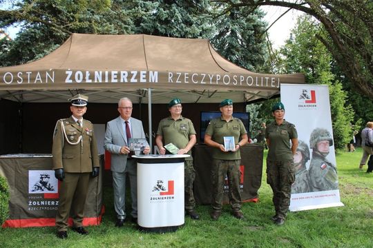 Dni Powiatu Tomaszowskiego z Marszałkiem Piłsudskim, rekonstruktorami i kabaretem OT.TO [ZDJĘCIA]