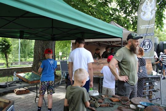 Dni Powiatu Tomaszowskiego z Marszałkiem Piłsudskim, rekonstruktorami i kabaretem OT.TO [ZDJĘCIA]