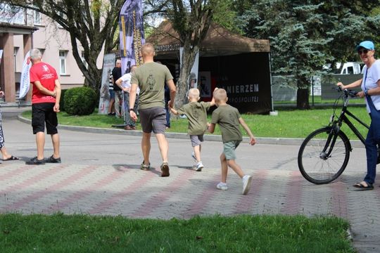 Dni Powiatu Tomaszowskiego z Marszałkiem Piłsudskim, rekonstruktorami i kabaretem OT.TO [ZDJĘCIA]