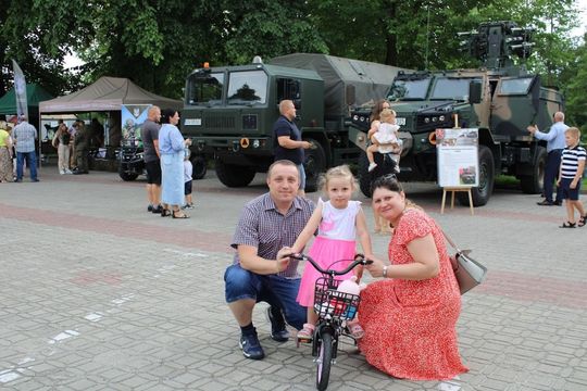 Dni Powiatu Tomaszowskiego z Marszałkiem Piłsudskim, rekonstruktorami i kabaretem OT.TO [ZDJĘCIA]