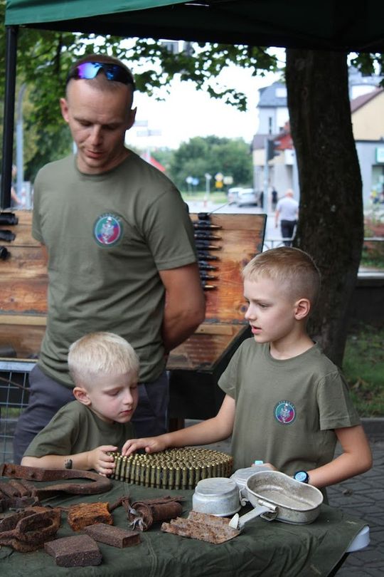 Dni Powiatu Tomaszowskiego z Marszałkiem Piłsudskim, rekonstruktorami i kabaretem OT.TO [ZDJĘCIA]