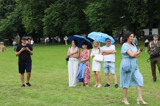 Dni Powiatu Tomaszowskiego z Marszałkiem Piłsudskim, rekonstruktorami i kabaretem OT.TO [ZDJĘCIA]
