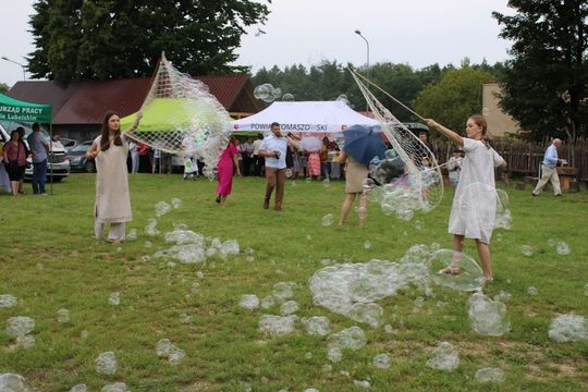 Dni Powiatu Tomaszowskiego z Marszałkiem Piłsudskim, rekonstruktorami i kabaretem OT.TO [ZDJĘCIA]