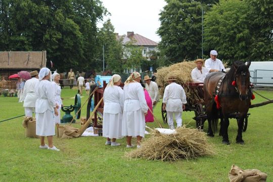 Dni Powiatu Tomaszowskiego z Marszałkiem Piłsudskim, rekonstruktorami i kabaretem OT.TO [ZDJĘCIA]