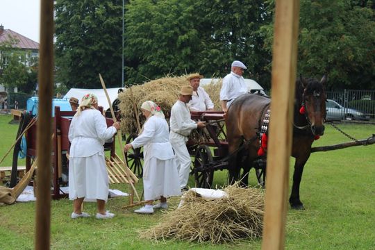 Dni Powiatu Tomaszowskiego z Marszałkiem Piłsudskim, rekonstruktorami i kabaretem OT.TO [ZDJĘCIA]
