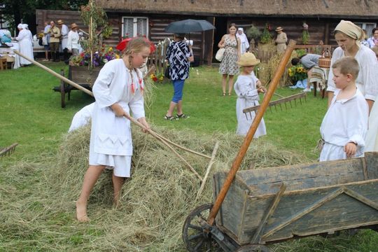 Dni Powiatu Tomaszowskiego z Marszałkiem Piłsudskim, rekonstruktorami i kabaretem OT.TO [ZDJĘCIA]