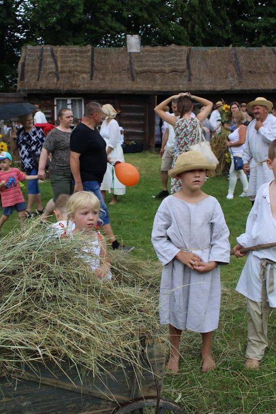 Dni Powiatu Tomaszowskiego z Marszałkiem Piłsudskim, rekonstruktorami i kabaretem OT.TO [ZDJĘCIA]