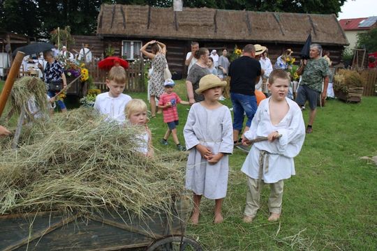 Dni Powiatu Tomaszowskiego z Marszałkiem Piłsudskim, rekonstruktorami i kabaretem OT.TO [ZDJĘCIA]