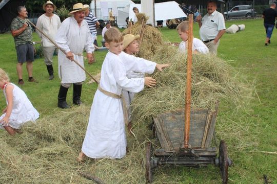 Dni Powiatu Tomaszowskiego z Marszałkiem Piłsudskim, rekonstruktorami i kabaretem OT.TO [ZDJĘCIA]