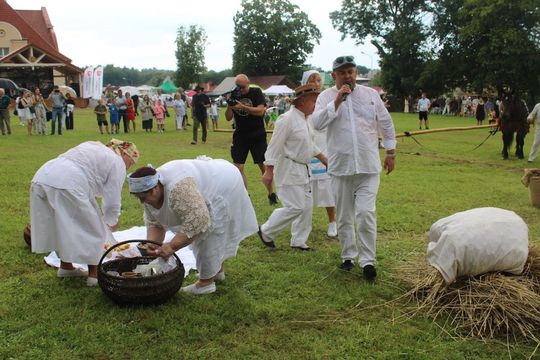 Dni Powiatu Tomaszowskiego z Marszałkiem Piłsudskim, rekonstruktorami i kabaretem OT.TO [ZDJĘCIA]
