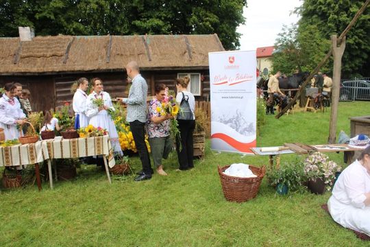 Dni Powiatu Tomaszowskiego z Marszałkiem Piłsudskim, rekonstruktorami i kabaretem OT.TO [ZDJĘCIA]