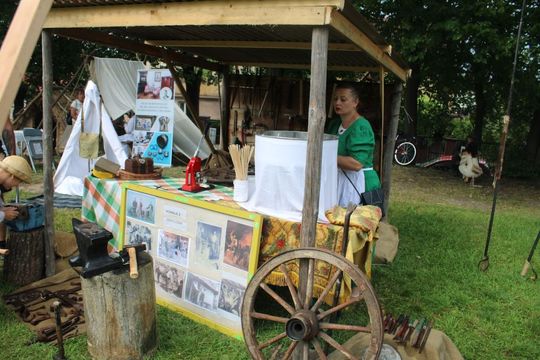 Dni Powiatu Tomaszowskiego z Marszałkiem Piłsudskim, rekonstruktorami i kabaretem OT.TO [ZDJĘCIA]