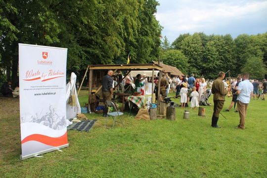 Dni Powiatu Tomaszowskiego z Marszałkiem Piłsudskim, rekonstruktorami i kabaretem OT.TO [ZDJĘCIA]