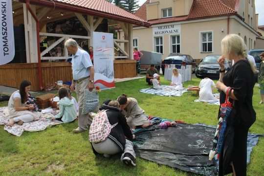Dni Powiatu Tomaszowskiego z Marszałkiem Piłsudskim, rekonstruktorami i kabaretem OT.TO [ZDJĘCIA]