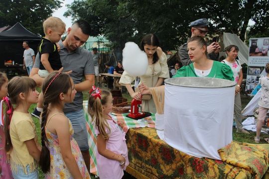 Dni Powiatu Tomaszowskiego z Marszałkiem Piłsudskim, rekonstruktorami i kabaretem OT.TO [ZDJĘCIA]